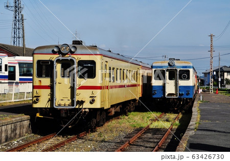 ひたちなか海浜鉄道、那珂湊駅を発車する普通列車（キハ2000形） 63426730