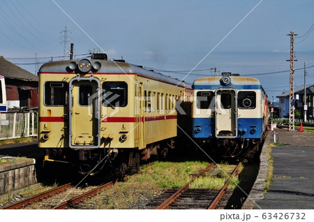 ひたちなか海浜鉄道、那珂湊駅を発車する普通列車（キハ2000形） 63426732