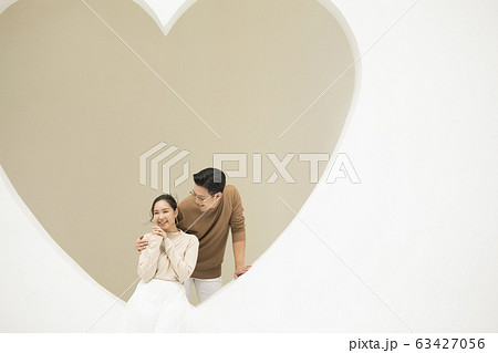 ハート背景のカップルポートレートの写真素材