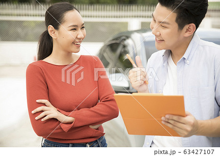 自動車教習所で技能教習を受ける女性 自動車教習所で技能教習を受ける女性 63427107