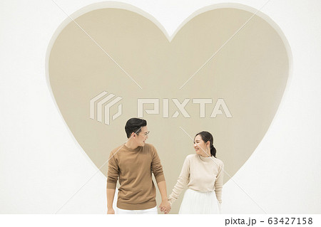 ハート背景のカップルポートレートの写真素材