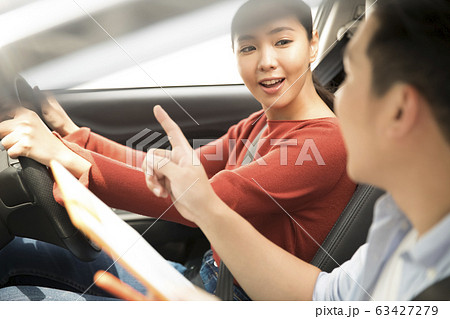 自動車教習所で技能教習を受ける女性 自動車教習所で技能教習を受ける女性 63427279
