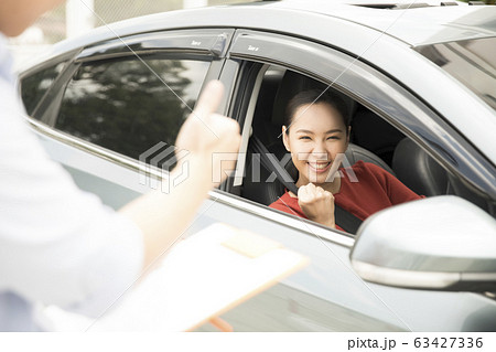 自動車教習所で技能教習を受ける女性 自動車教習所で技能教習を受ける女性 63427336