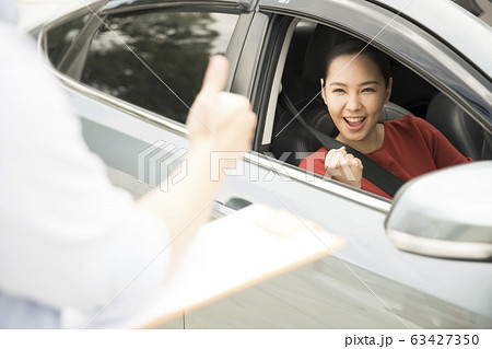 自動車教習所で技能教習を受ける女性の写真素材