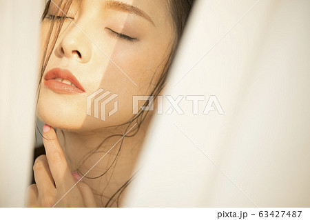 光のコントラストと女性の表情 光のコントラストと女性の表情 63427487