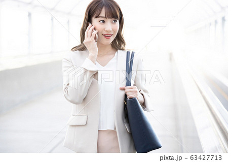 女性　スマホ　通勤 63427713