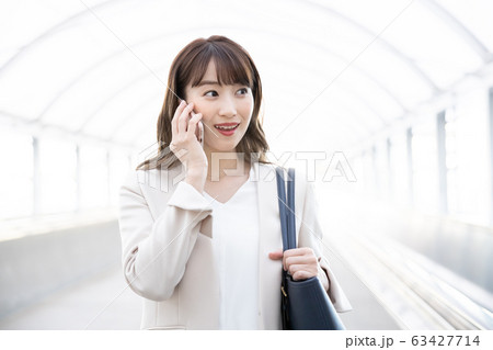 女性　スマホ　通勤 63427714