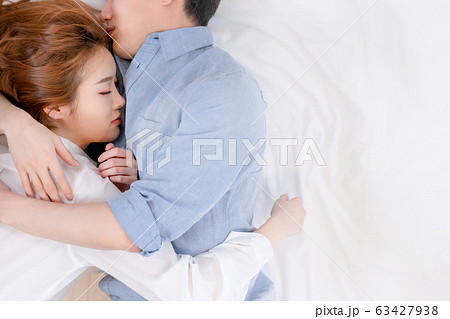 寝室 寝間 抱擁 63427938