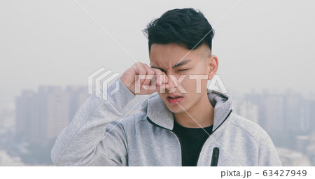 man has itchy eyes 63427949