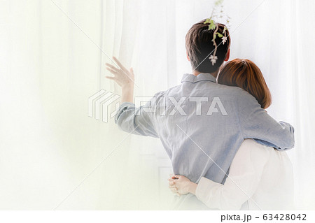 窓 後姿 夫婦 63428042