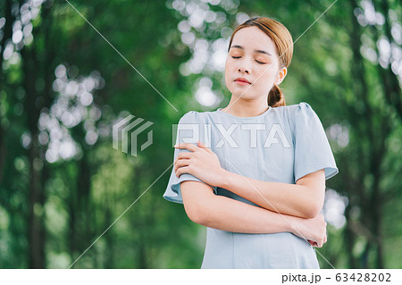 Beautiful woman, park, nature 63428202