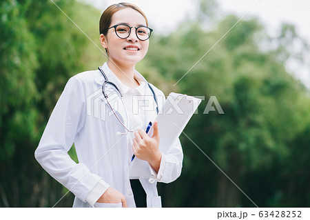 woman doctor, working, hospital 63428252