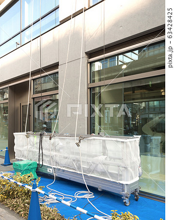 ビルのメンテナンス用のゴンドラ 63428425