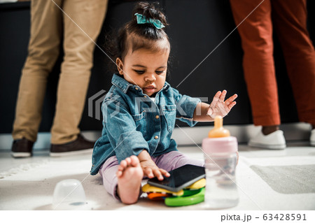 Divertimento Afro-americano Pequeno Da Menina Com Telefone Foto de Stock -  Imagem de alegre, bebê: 37357280