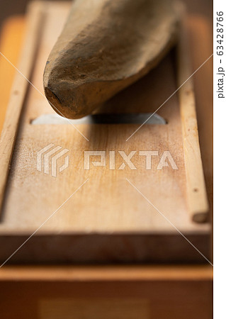 鰹節と鰹削り器 63428766