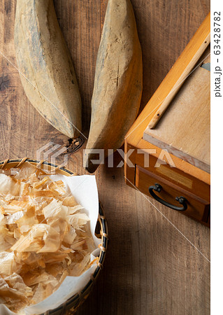 鰹節と鰹削り器 63428782