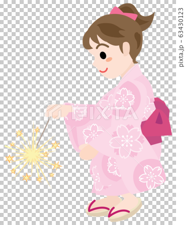 線香花火をする浴衣姿の女の子 63430123