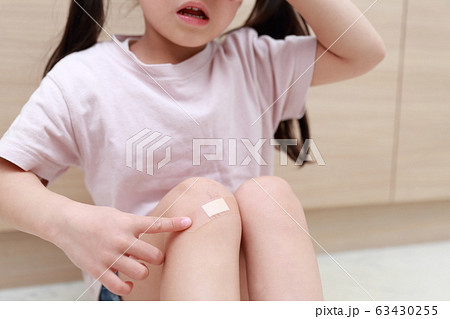 絆創膏 (カットバン バンドエイド 人物 子供 コピースペース 怪我 事故 痛い 辛い 女児 ケガ) 63430255