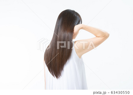 サラサラした髪のシニア女性 63430550