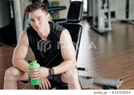 Sportsman drinking vitamin water 63430694