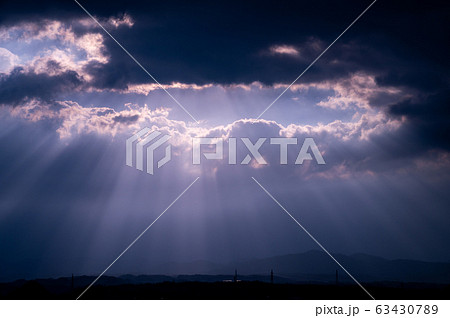 光 空 雲 光注ぐ 神々しい イメージ シアン の写真素材