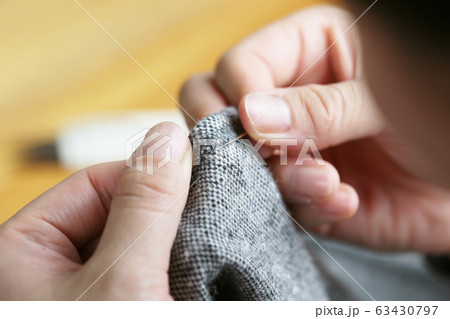 裁縫する女性の手元 63430797