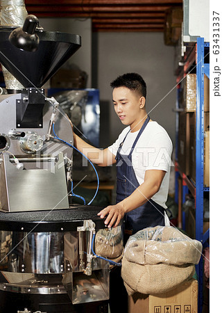 Young man roasting coffee 63431337