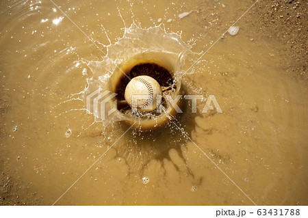 水たまりに落ちたボール 63431788