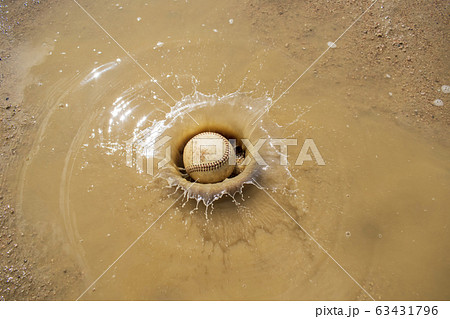 水たまりに落ちたボール 63431796