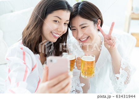 女子会 乾杯 携帯で撮影の写真素材