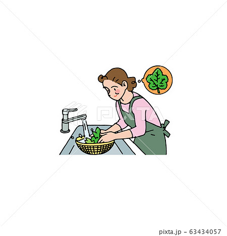 野菜を水洗いする奥さん 63434057