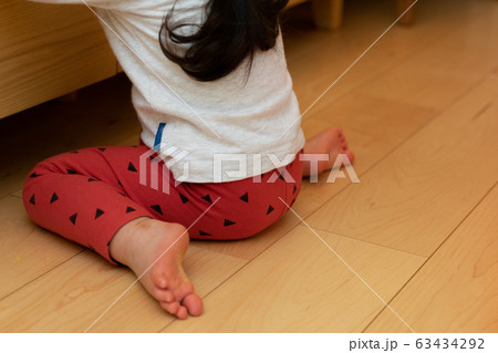 自宅で退屈する子供 63434292