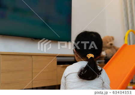 自宅でテレビを見る子供 自宅でテレビを見る子供 63434353