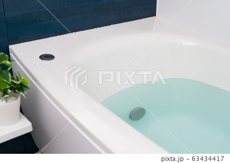 お湯がはいっている湯船	 63434417