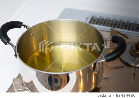 注がれる油 注がれる油 63434436