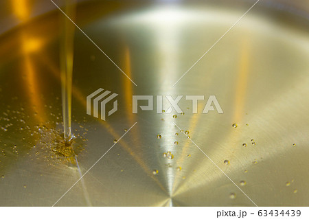 注がれる油 注がれる油 63434439