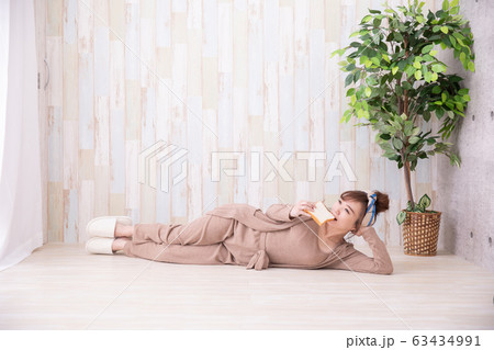 ルームウェアの女性 ルームウェアの女性 63434991