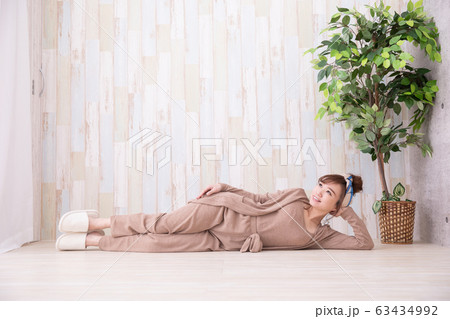 ルームウェアの女性 ルームウェアの女性 63434992