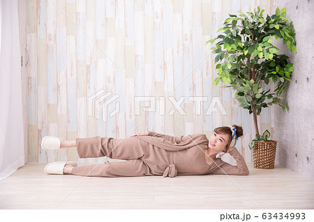 ルームウェアの女性 63434993
