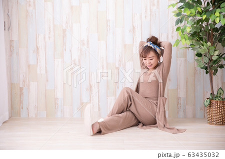 ルームウェアの女性 63435032