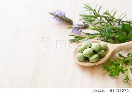 サプリメント　ハーブとサプリのイメージ素材 63435070