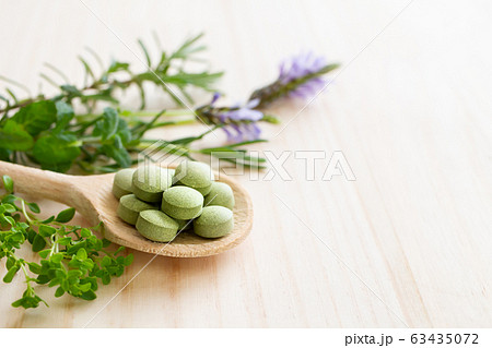 サプリメント　ハーブとサプリのイメージ素材 63435072