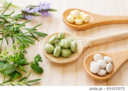 サプリメント　ハーブとサプリのイメージ素材 63435073