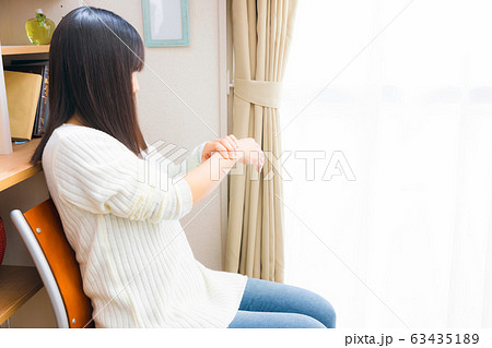 手首を抑える女性 様々な症状 手首を抑える女性 様々な症状 63435189