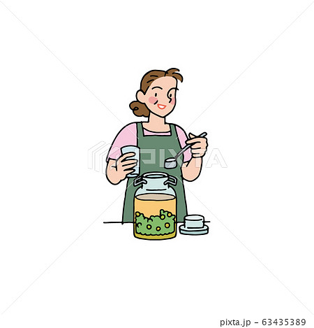 梅酒を作る奥さん 63435389