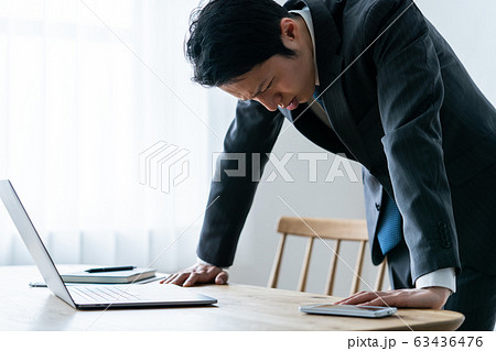 ビジネスマン 考える 悩む ビジネスマン 考える 悩む 63436476