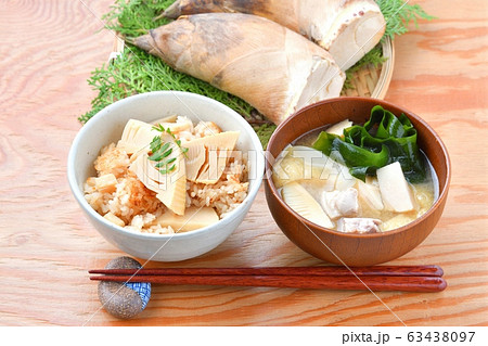 タケノコご飯、たけのこごはん、筍ご飯。国産タケノコの水煮を使った炊込みご飯です。 63438097