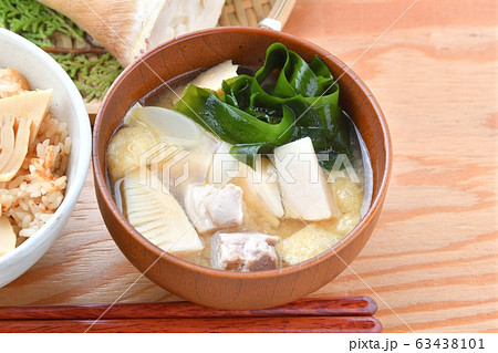 タケノコご飯、たけのこごはん、筍ご飯。国産タケノコの水煮を使った炊込みご飯です。 63438101