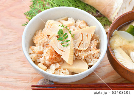 タケノコご飯、たけのこごはん、筍ご飯。国産タケノコの水煮を使った炊込みご飯です。 63438102
