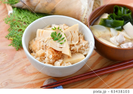 タケノコご飯、たけのこごはん、筍ご飯。国産タケノコの水煮を使った炊込みご飯です。 63438103